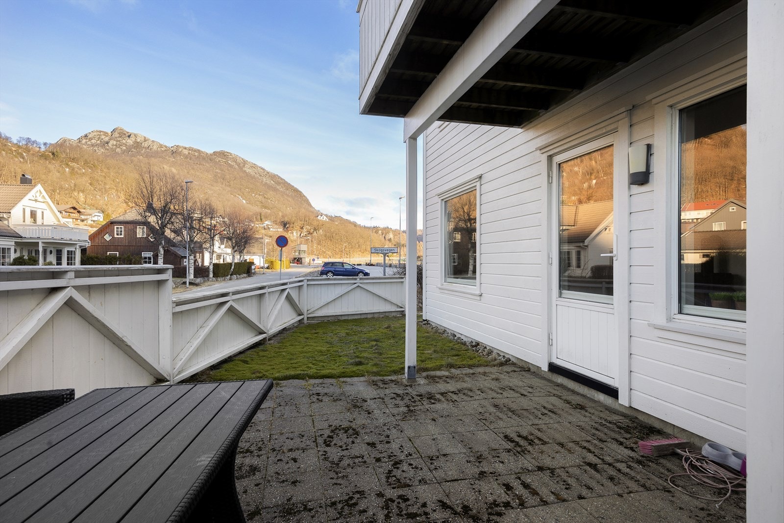 Eiendommen har eget uteområde med terrasse som inviterer til avslappende stunder. Galleribilde