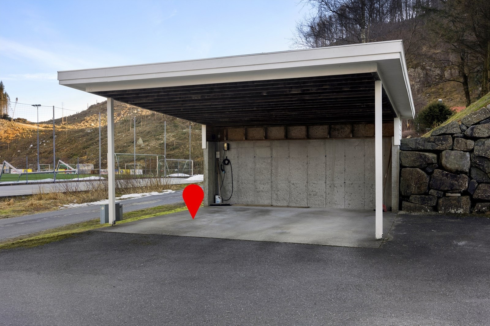 Parkering i carport og god plass for gjesteparkering. Carporten er spesielt utstyrt med elbil-lader, en funksjon som gjør det enkelt for deg som eier elbil. Galleribilde
