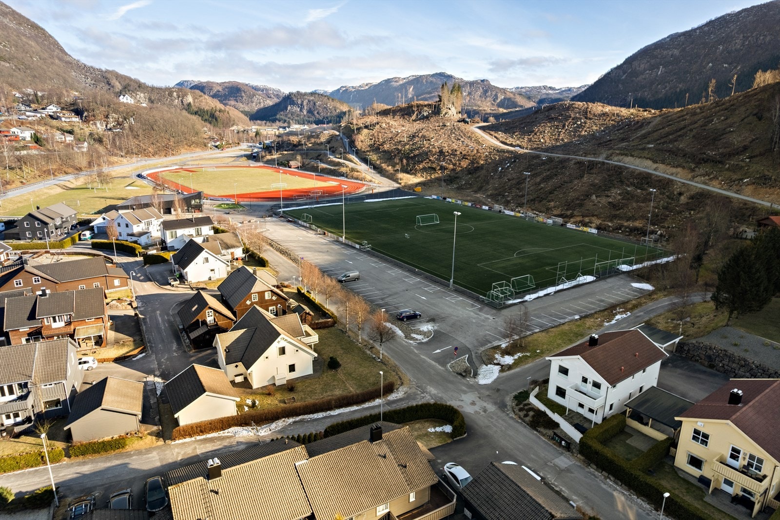 Samtidig er det gode kollektivtilbud som knytter deg til omkringliggende byer og tettsteder, og for de som pendler, er det enkel adkomst til hovedveier. Galleribilde