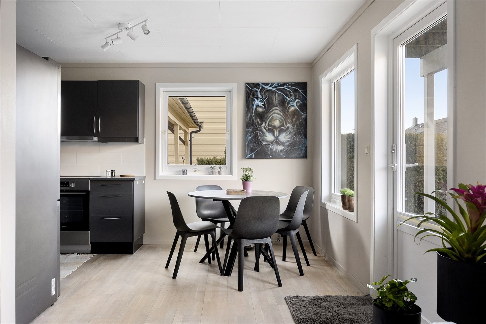 Store vindusflater slipper inn rikelig med naturlig lys og gir en god atmosfære, samt utgang til egen terrasse hvor du kan nyte flotte dager. Galleribilde