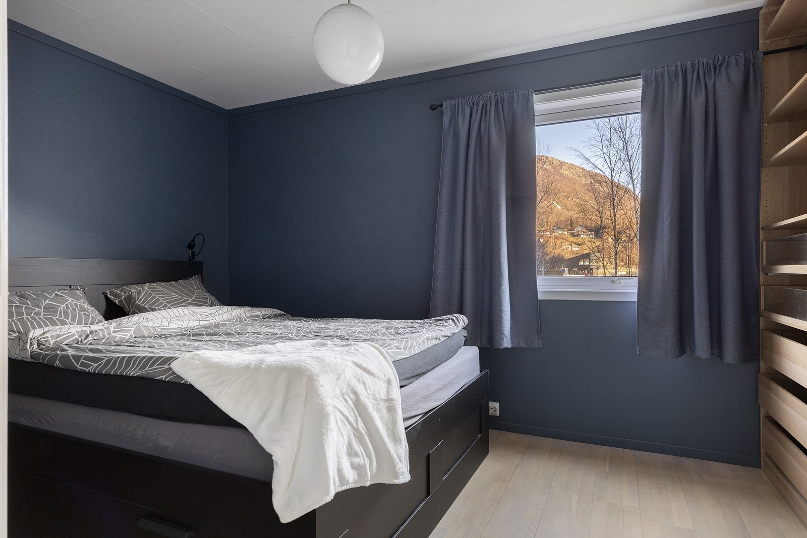 Hovedsoverommet har et stort garderobeskap som går fra gulv til tak og følger med handelen. Galleribilde