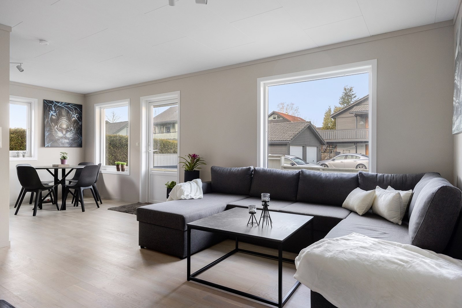 Store vindusflater slipper inn rikelig med naturlig lys og gir en god atmosfære, samt utgang til egen terrasse hvor du kan nyte flotte dager. Galleribilde