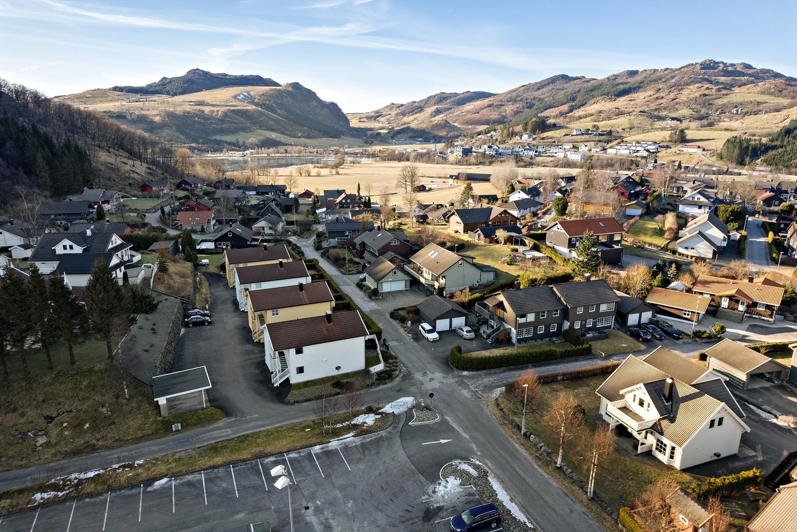 Som beboer i Skogsvegen er du omringet av vakker natur og flotte turmuligheter rett utenfor døren. Området er rolig og frodig, perfekt for fritidsaktiviteter som sykling, bading eller lange fotturer. Galleribilde