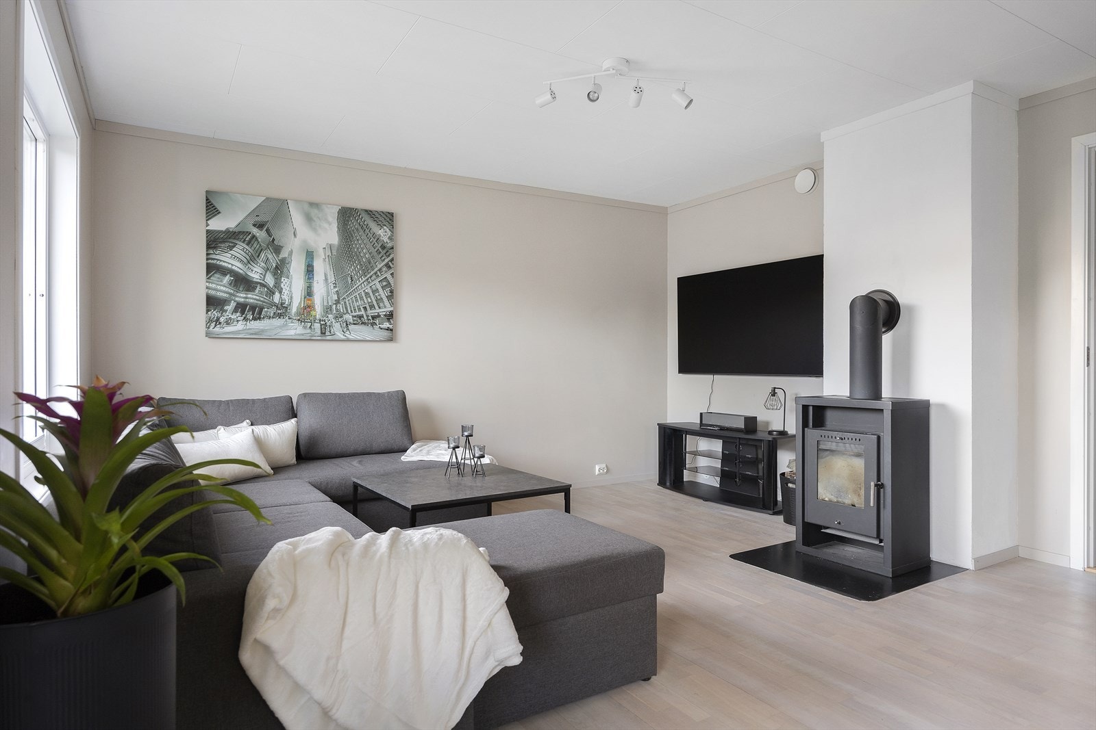 Stuen og kjøkkenet er i en åpen løsning som gir en følelse av romslighet og god utnyttelse av plassen. Her er det plass til både en stor sofagruppe og spisebord. Galleribilde