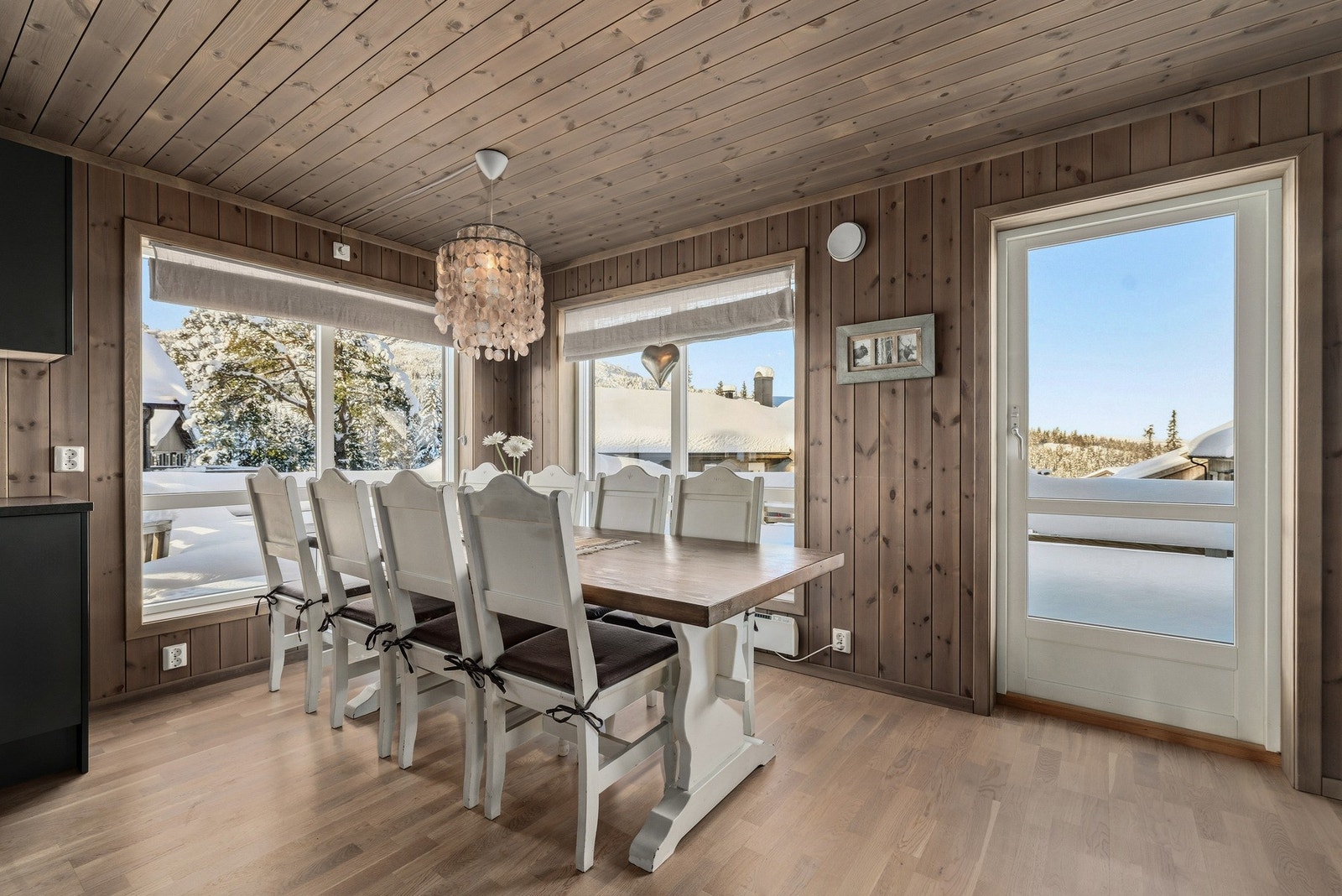 Her kan man samle hele familien og venner for hyggelige middager og lange kvelder på fjellet. Galleribilde