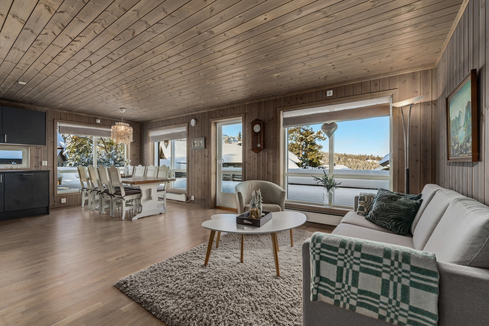 Moderne og innbydende fritidsbolig med hems fra Tinde Hytter (2019), med gjennomført standard, lune materialvalg og smarte løsninger - perfekt for komfortable fjelldager året rundt. Galleribilde