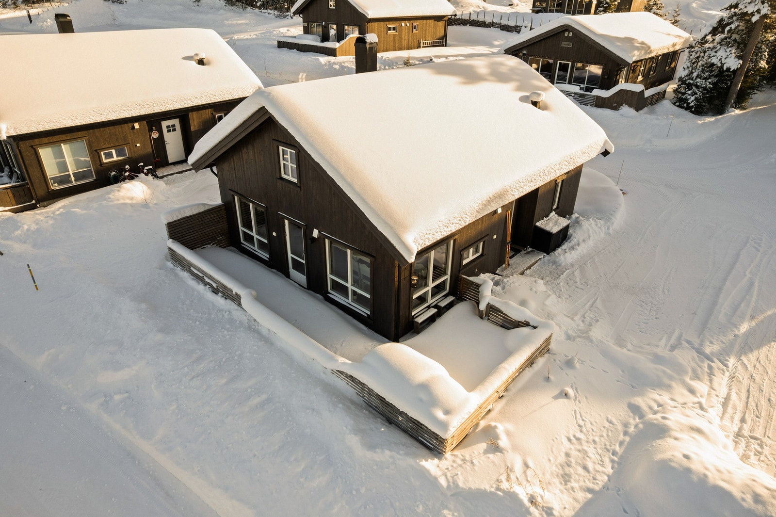 Herlig terrasse på hele 26 kvm, utvidet i 2021. Terrassen er solrik og byr på gode muligheter for å sitte i le, fyre opp bålpannen og nyte friluftslivet - enten det er sene sommerkvelder eller klare vinterdager. Galleribilde