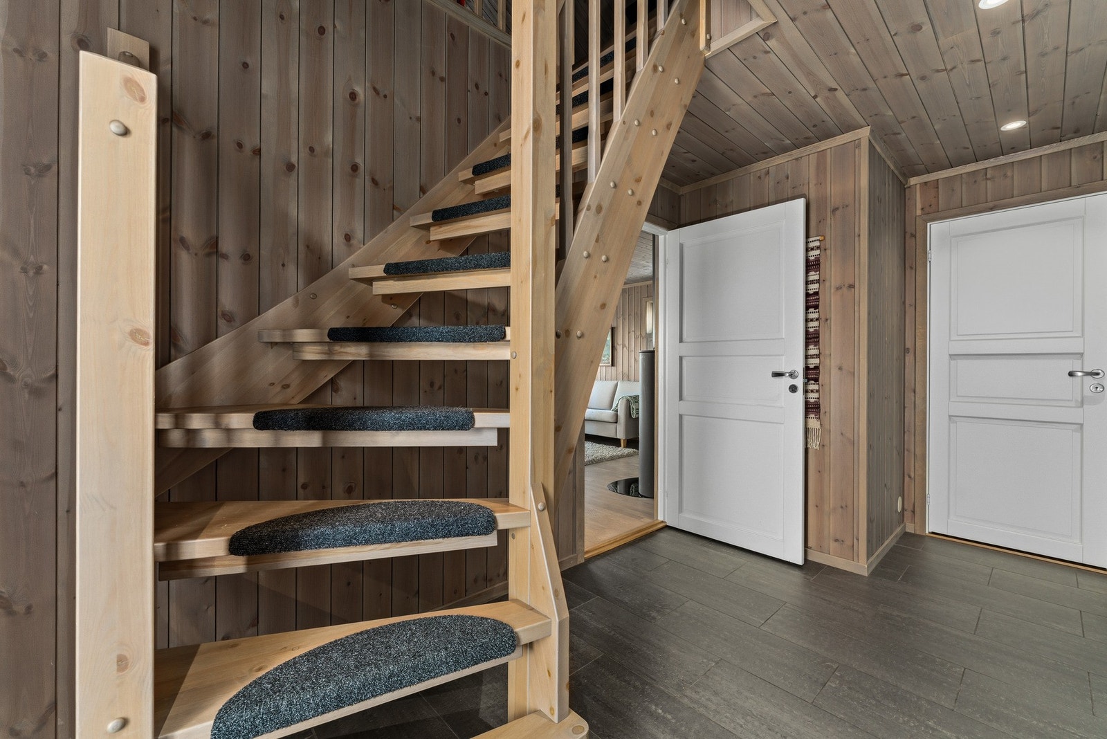 Fra entreen leder trapp opp til en romslig hems. Galleribilde