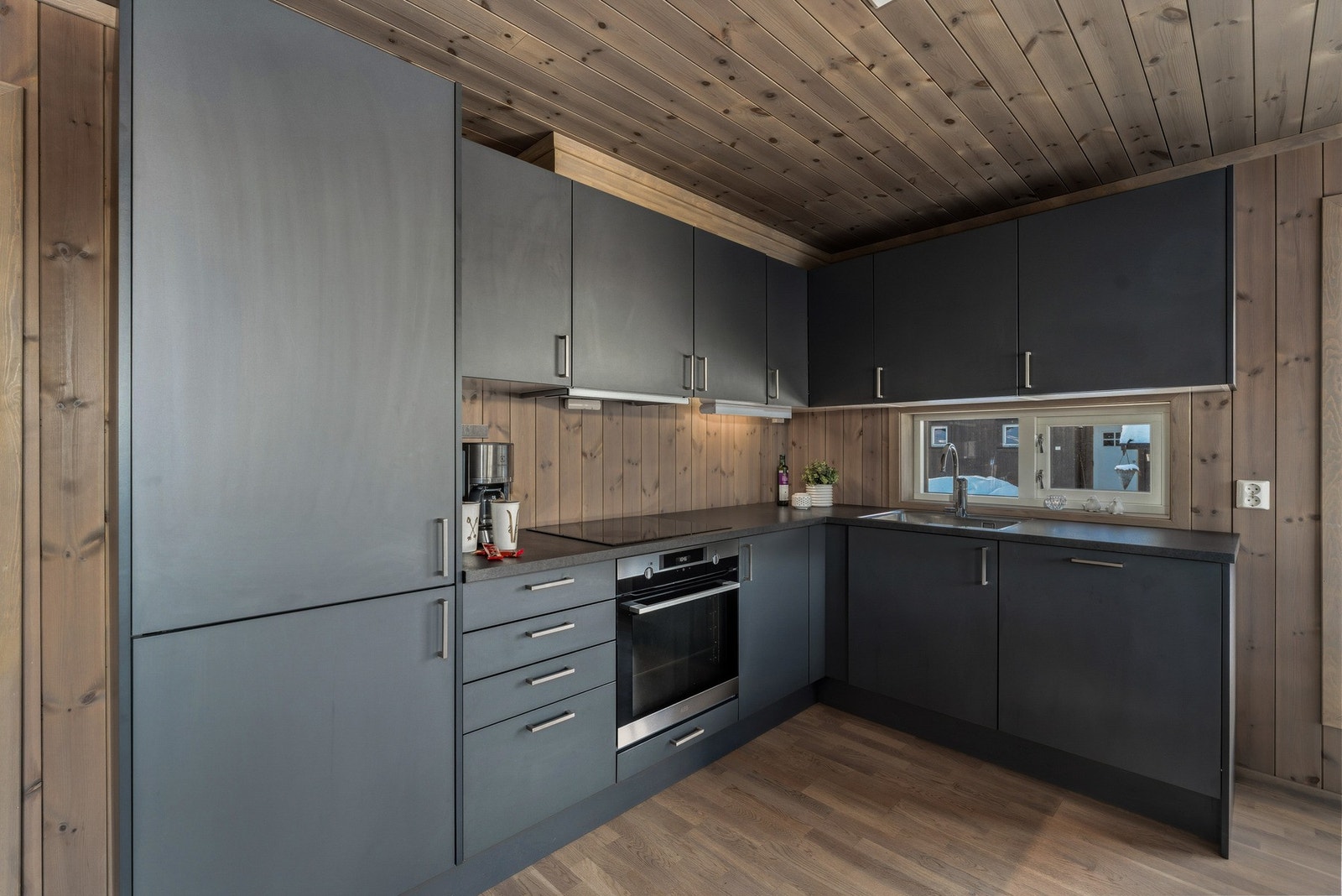 Det er godt utstyrt med kjøl-/fryseskap, oppvaskmaskin, induksjonstopp, stekeovn, vannstoppsystem og komfyrvakt. Kjøkkenventilator har avtrekk ut. Galleribilde