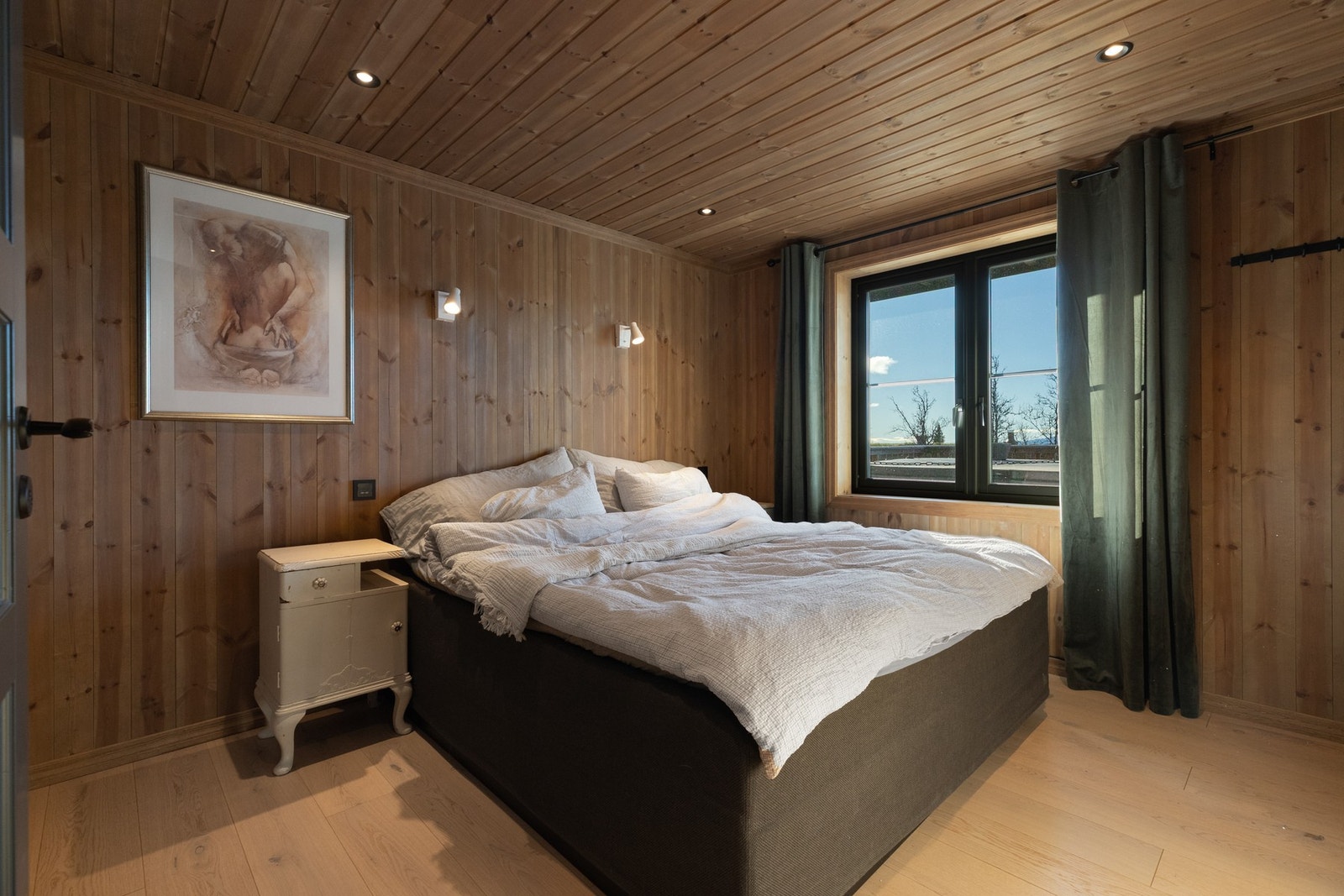 Hovedsoverommet har god plass til dobbeltseng og skap, dette rommet har adkomst til det ene badet Galleribilde