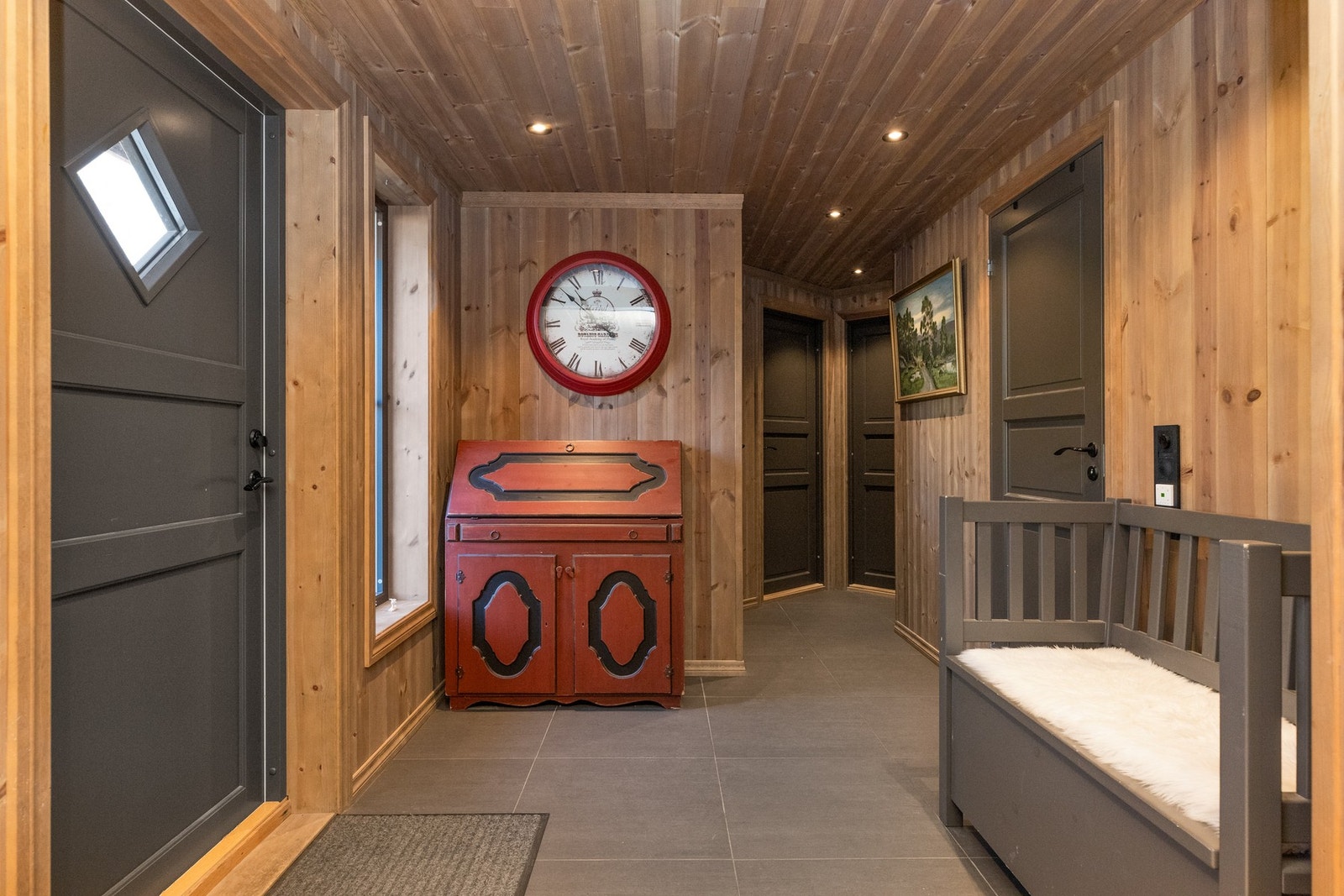 Romslig og innbydende entré med egen avdeling for yttertøy og sko. Her er det gode muligheter for å etablere garderobeløsninger og sittebenk Galleribilde