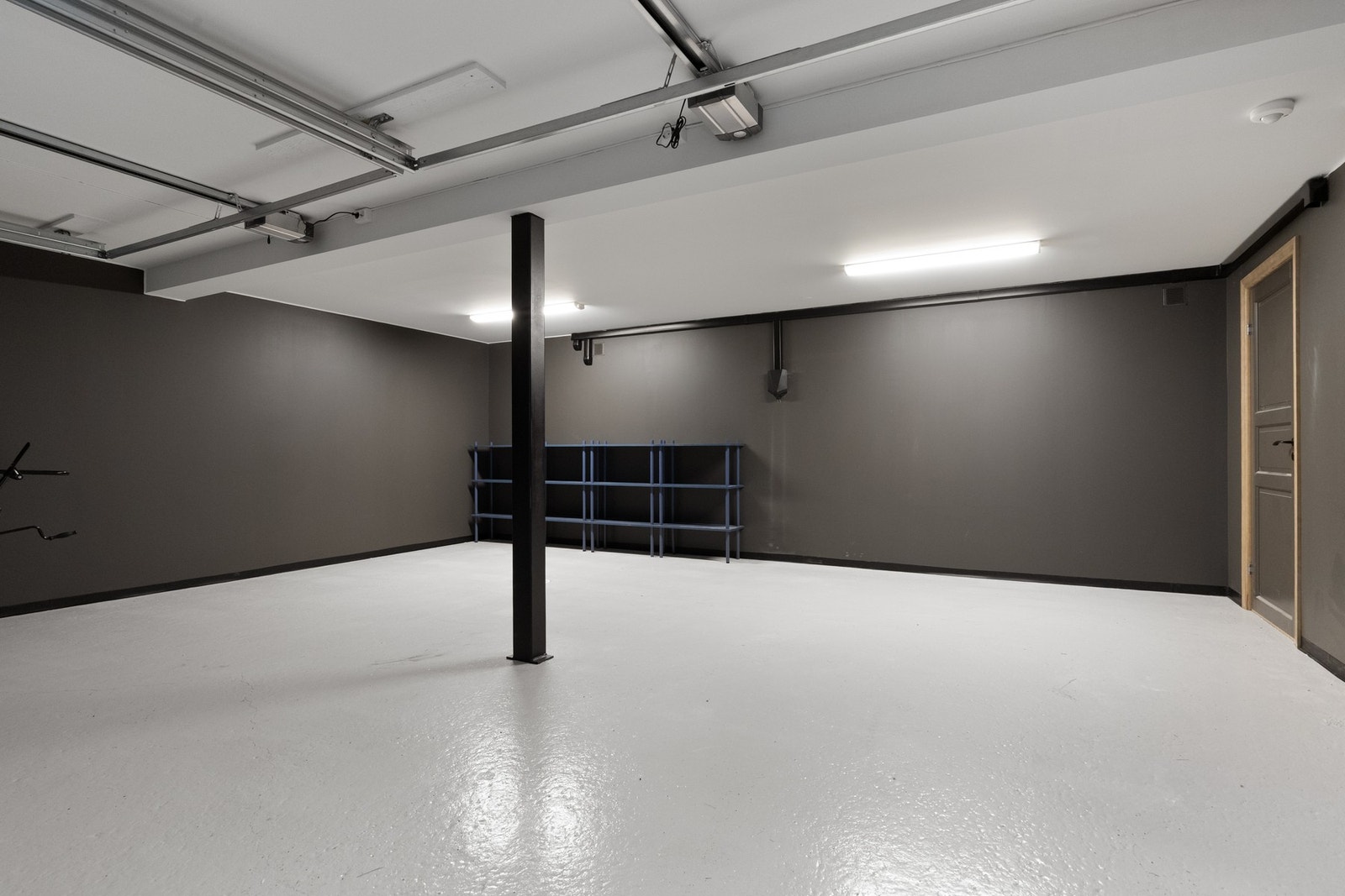 Ekstra luksus med garasje i kjeller med intern adkomst til hytta Galleribilde