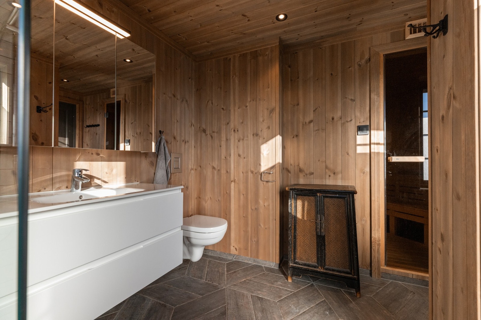 Begge bad har adkomst til badstuen Galleribilde