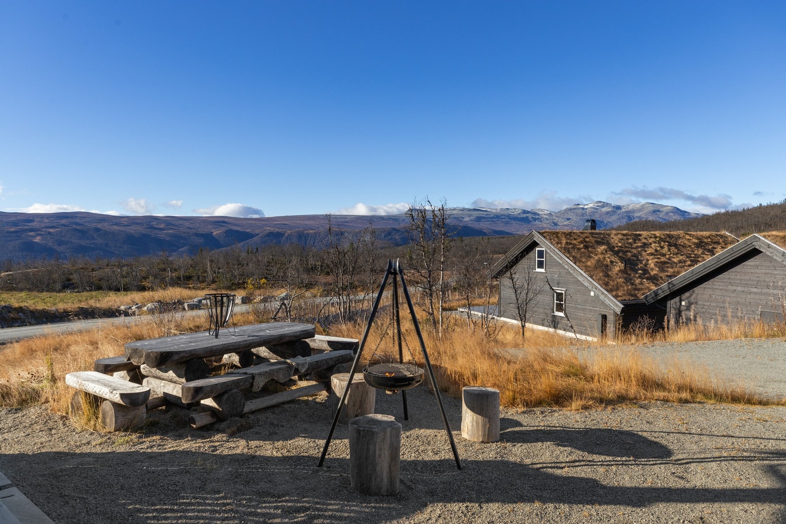 Lyarvegen 5 ligger på nedre del av Markahøvda. Slettefjell, Raudalen og Bitihorn er noe av det flotte øynene kan hvile på, i tillegg er det svært gode solforhold Galleribilde