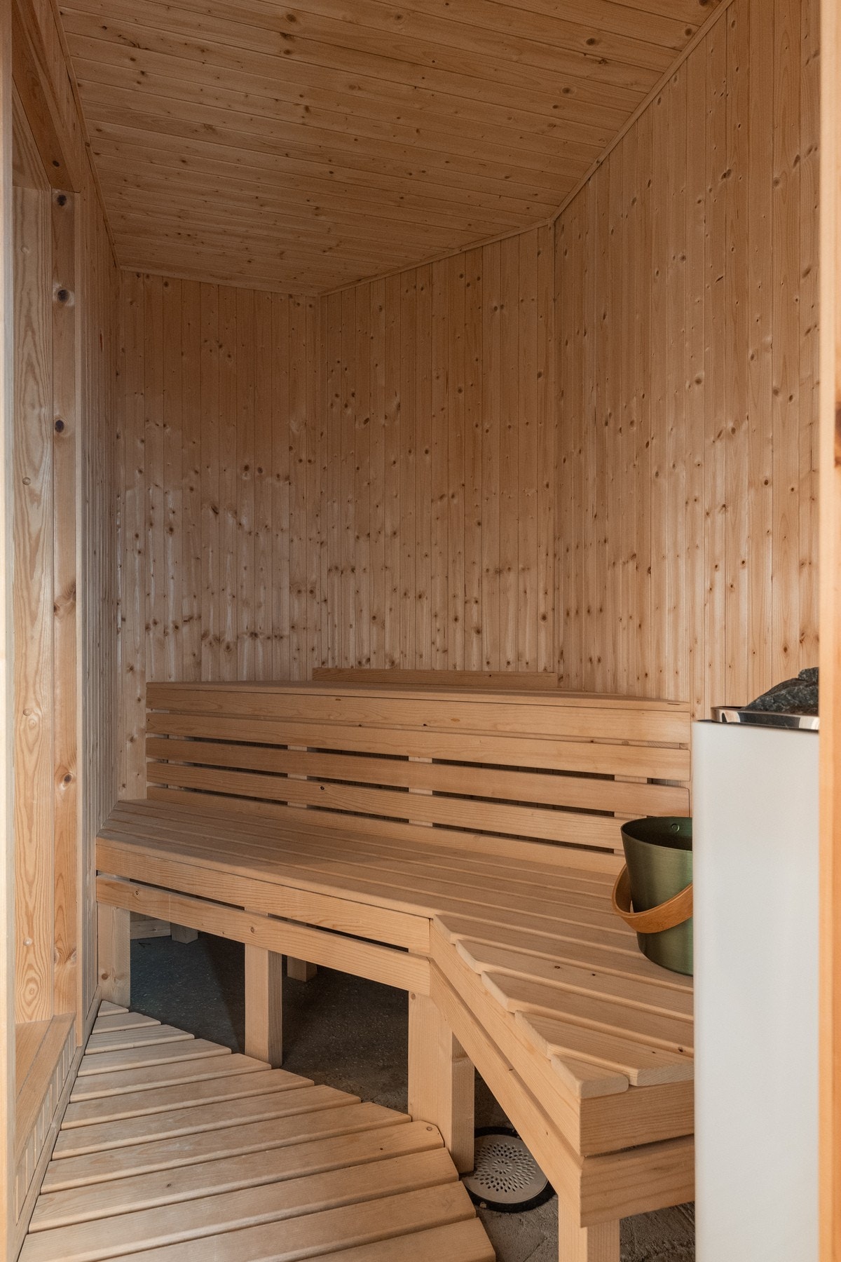 Badstuen har sittebenk i to nivåer Galleribilde