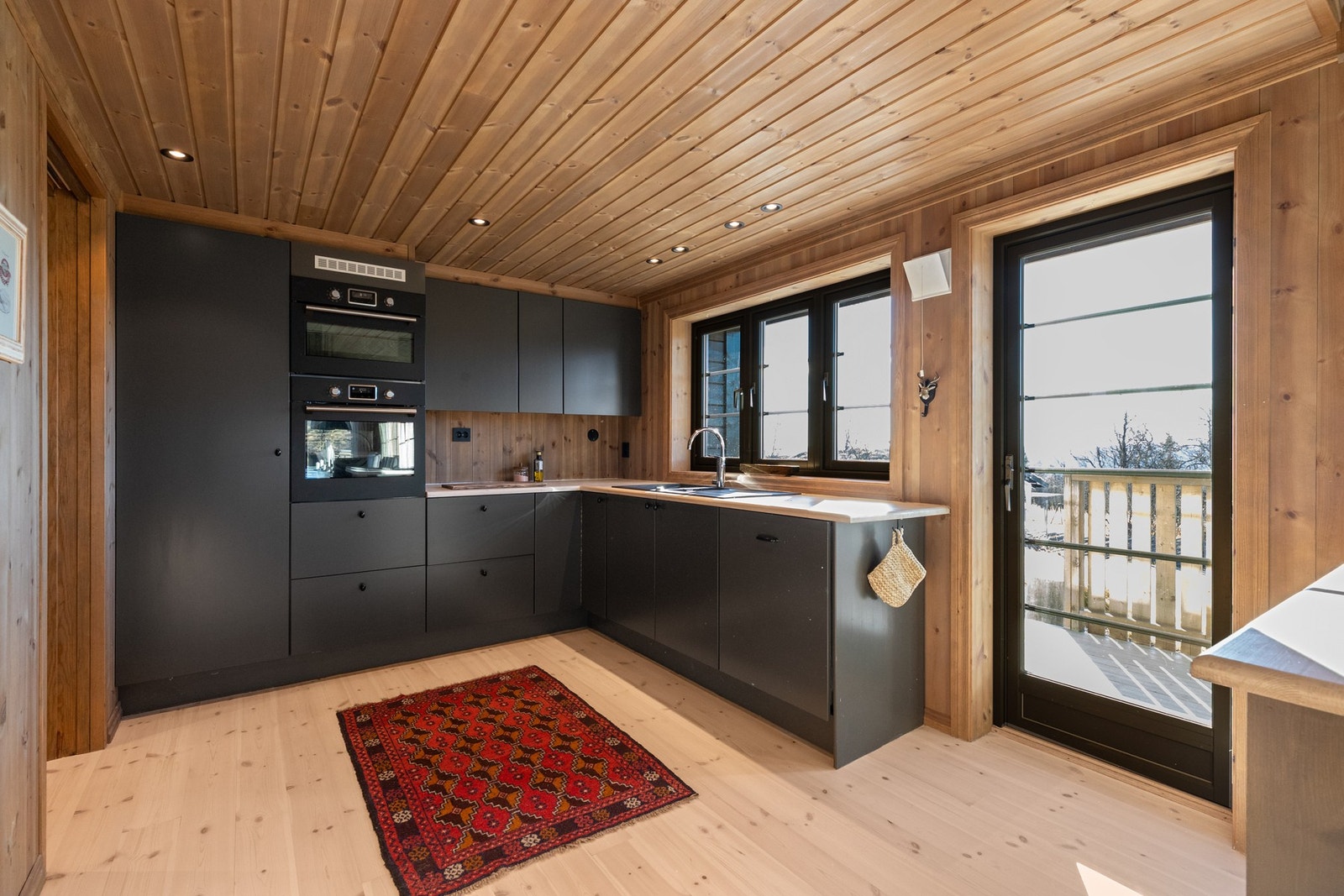 Her er det enkelt å ta med både mat og drikke ut til den fine verandaen Galleribilde