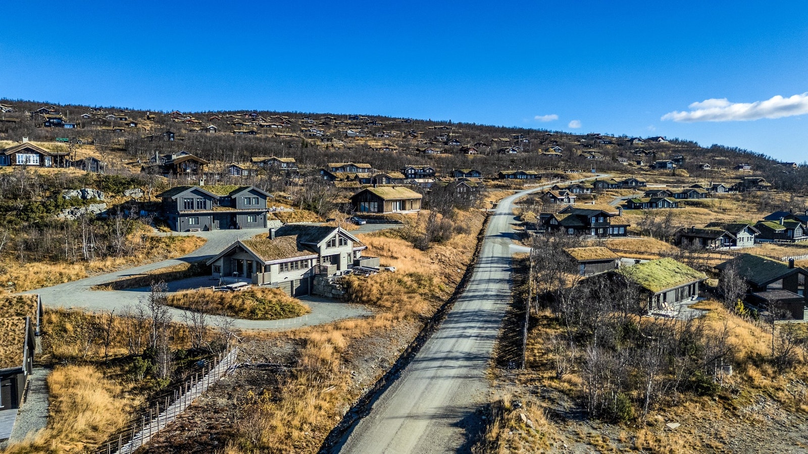 Perfekt utgangspunkt for aktiviteter sommer som vinter med kort avstand til skiløyper, stier og fjellheimens spektakulære turopplevelser Galleribilde
