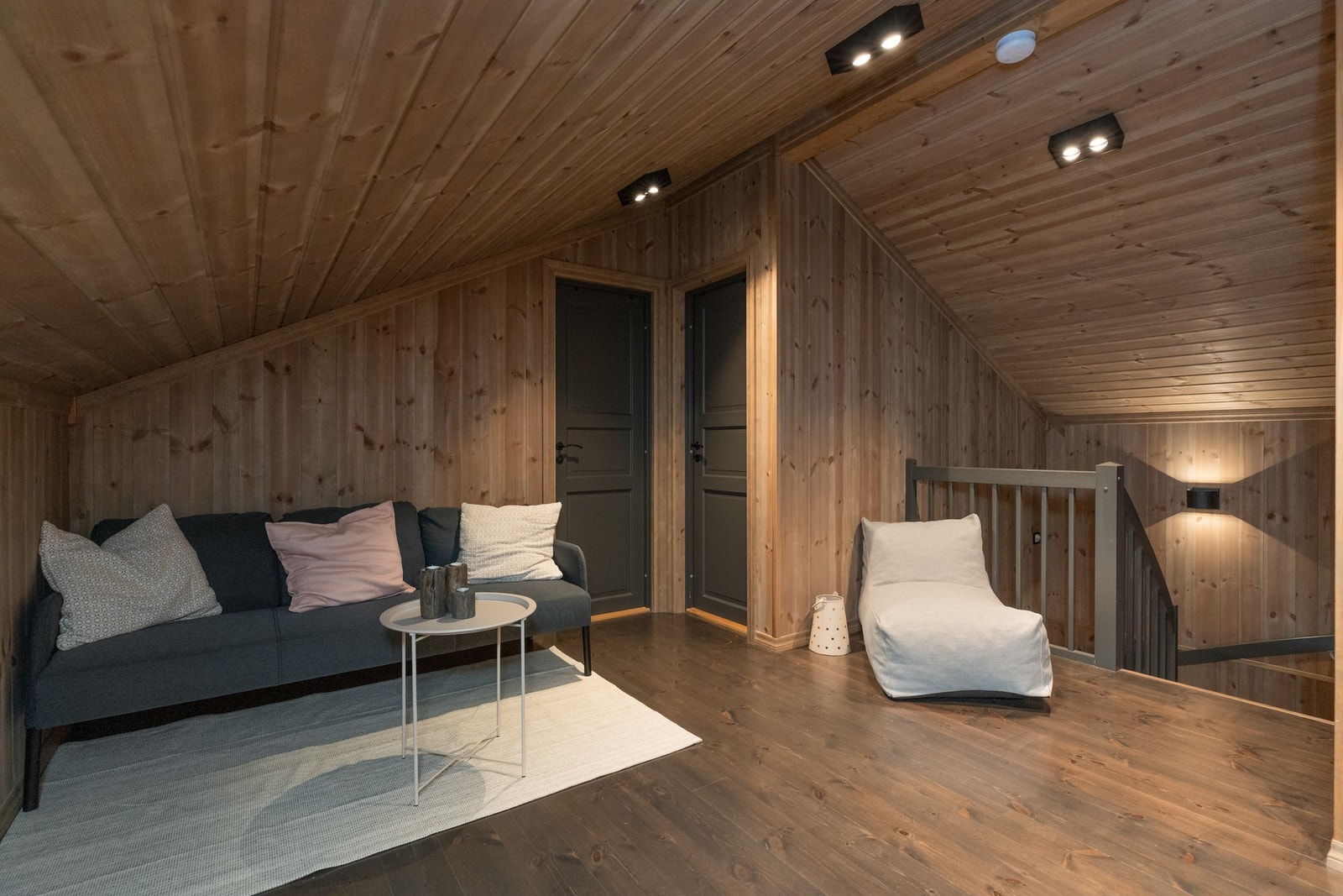 Hyggelig TV-stue/oppholdsrom med mange bruksmuligheter. Et perfekt ekstra oppholdsareal for barn og ungdom, eller som en rolig sone for avslapning Galleribilde