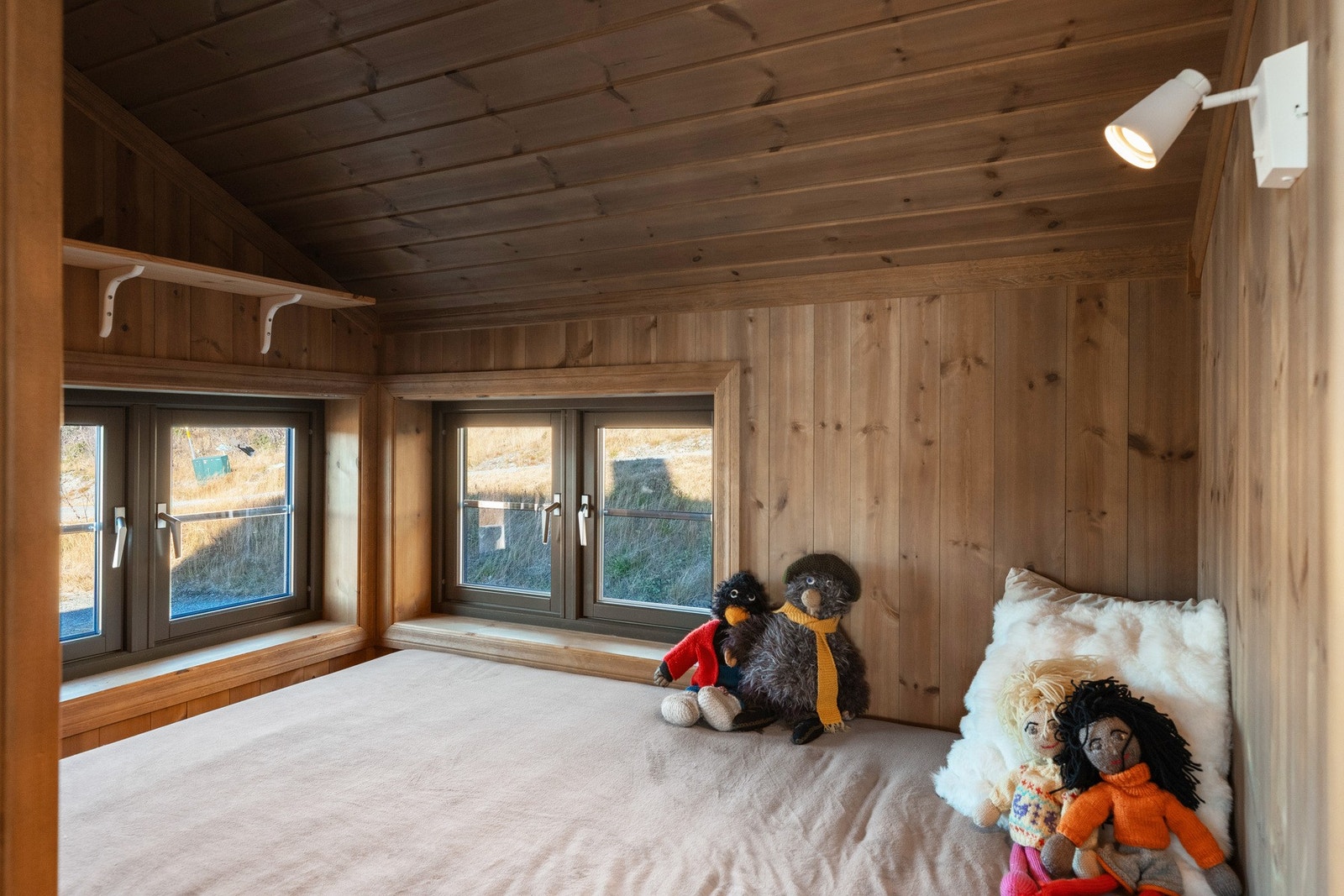 Stuen har også en liten hyggelig alkove som fort kan bli barnas favoritt Galleribilde