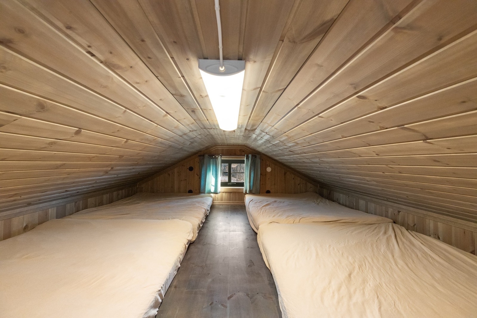 Hemsen er i dag innredet med madrasser, men grunnet lav takhøyde er ikke hemsen godkjent som rom for varig opphold/soverom Galleribilde