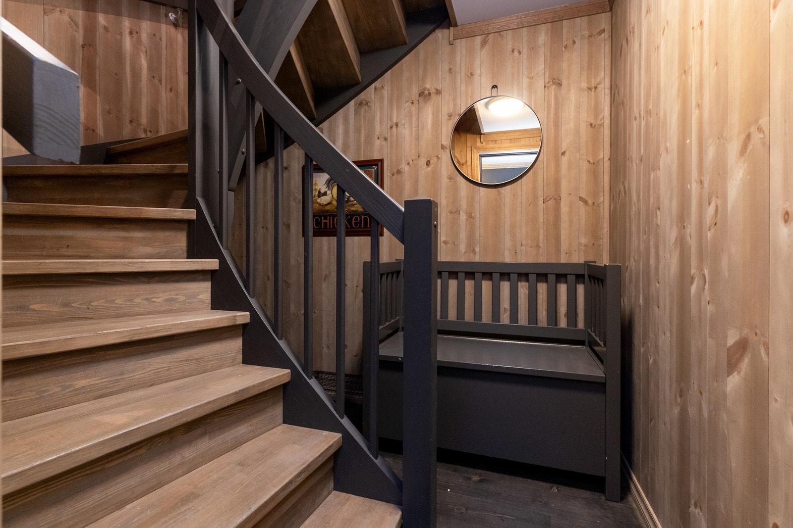 Trappegang fører til gang/sluse med bod samt ut til garasjen Galleribilde