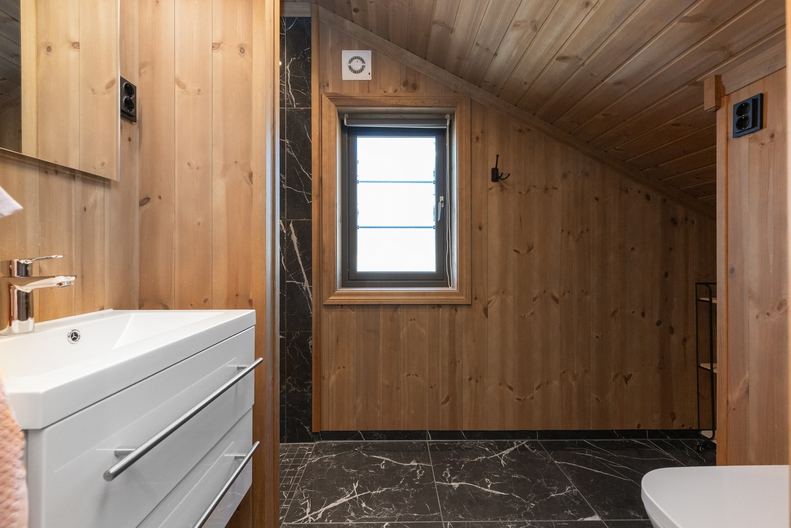 Dusjnisjen og gulvet har fliser. Regnfallsdusj og hånddusj. Mulighet for kommode eller annen oppbevaringsmøbel Galleribilde