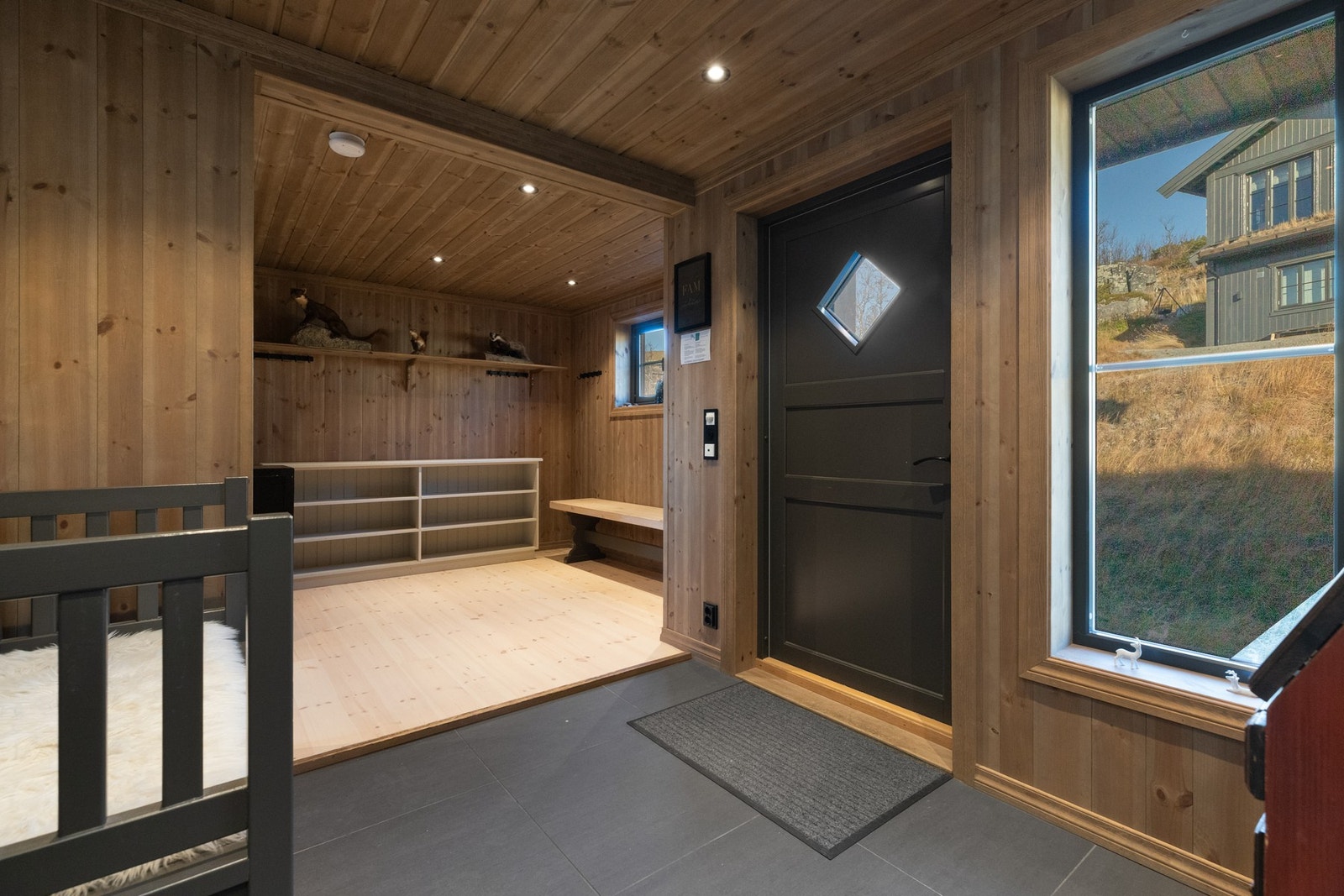 Del av entré og soveromsgang har fliser og varmekabler på gulv Galleribilde