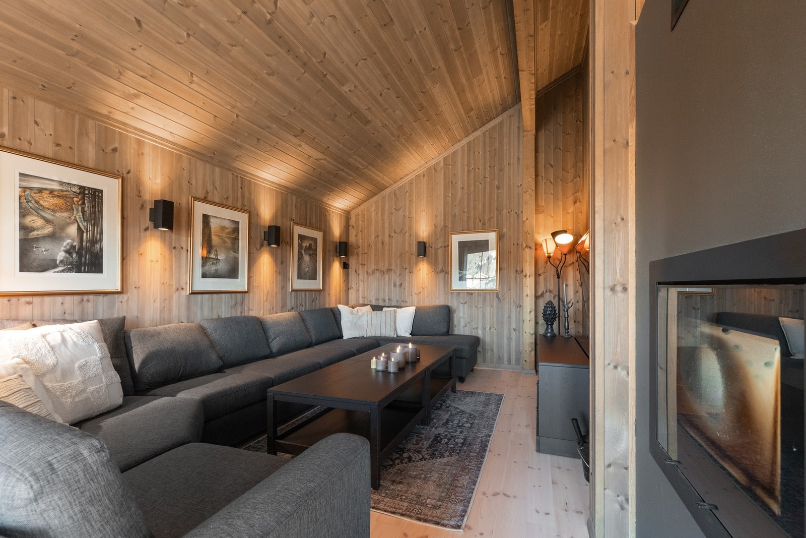 Hyggelig sone med plass til stor sofa - ypperlig for film- eller spillkvelder Galleribilde