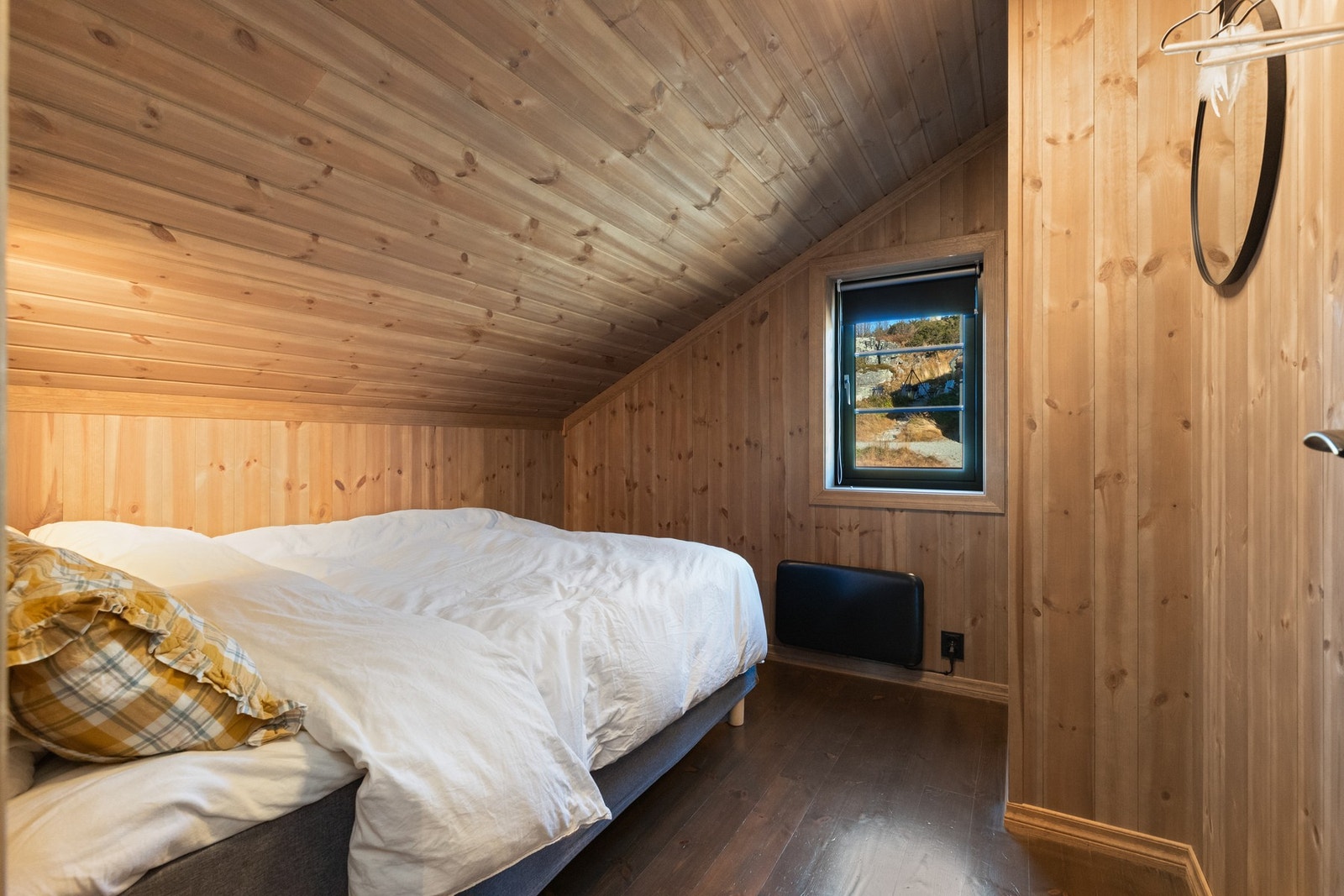 Vindu på det ene soverommet i andre etasje tilfredsstiller ikke krav til rømning da det er for lite Galleribilde