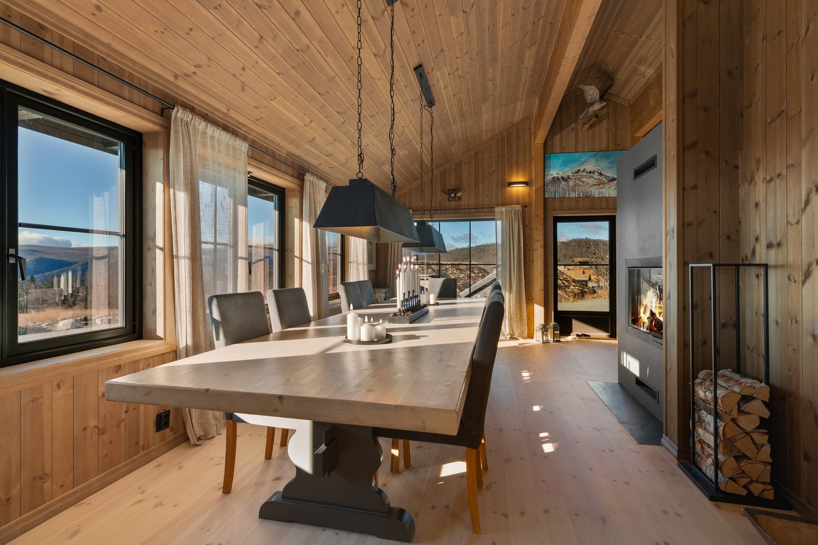 Innvendig byr hytta gjennomgående på heltre furugulv i overflatebehandlet utførelse, beiset trepanel og fliser Galleribilde