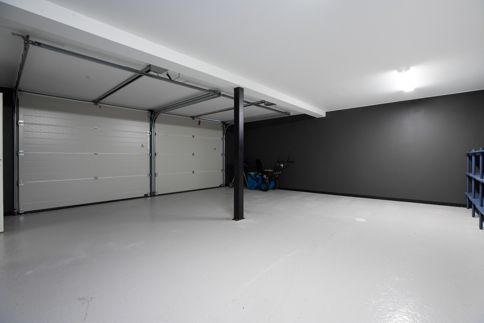 Garasjen er på ca. 46 kvm og har 2 motoriserte kjøreporter. El-bil lader er montert Galleribilde