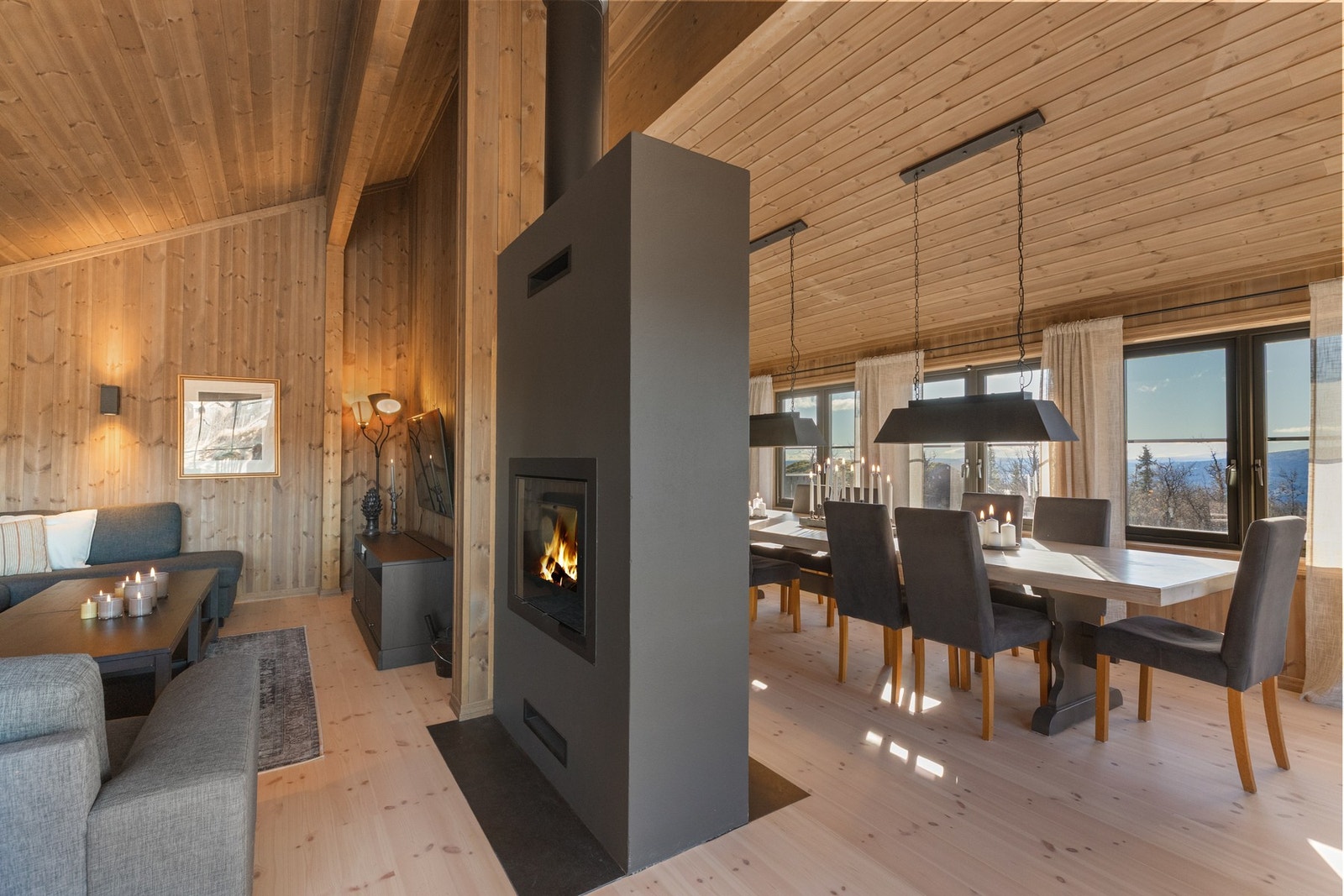 Gjennomgående peisinnsats med panoramaglass, malt omramming som kler rommet godt Galleribilde