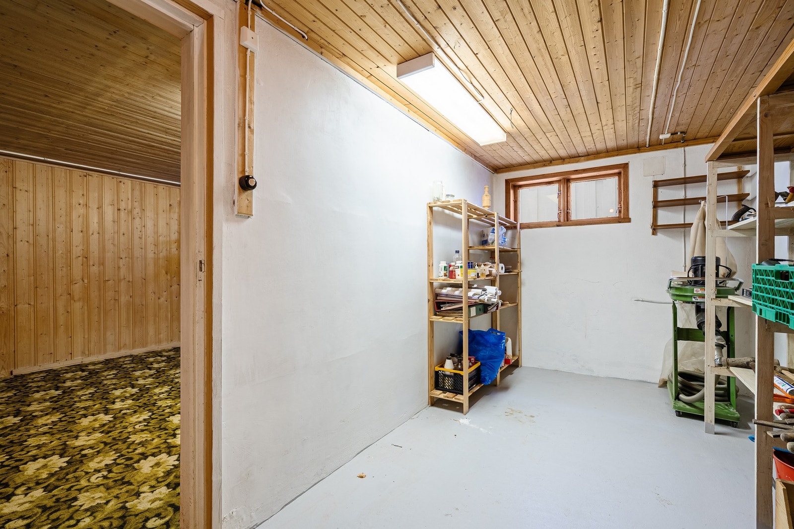 Det er svært gode oppbevaringsmuligheter i kjelleren. Galleribilde