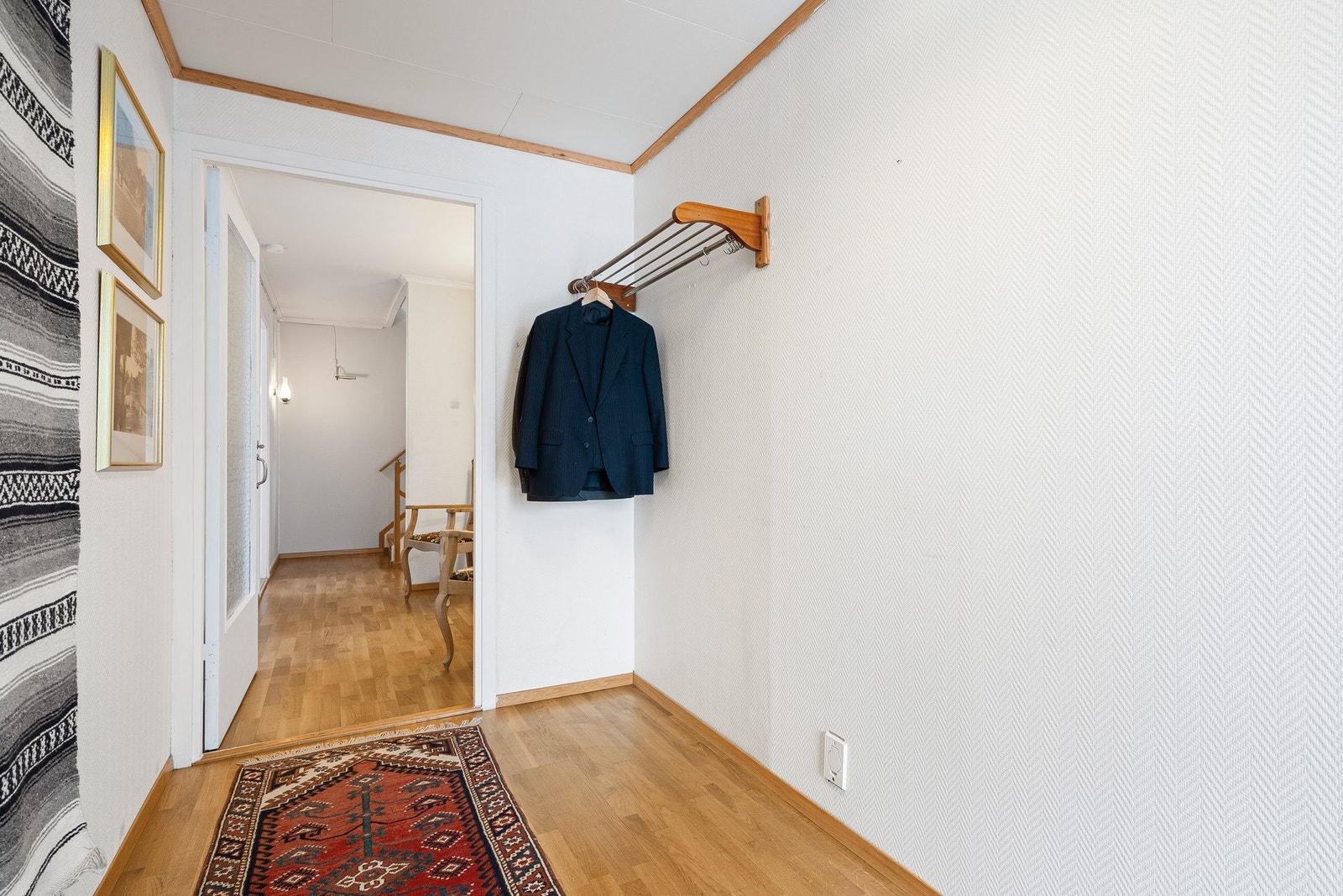 Lys entré med plass til å henge fra seg yttertøy. Galleribilde