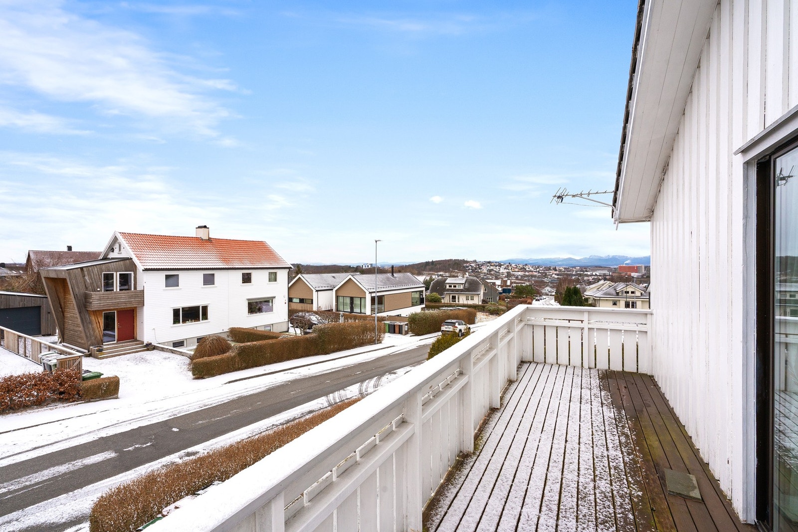 Det er god plass til ønsket utemøblement. Galleribilde