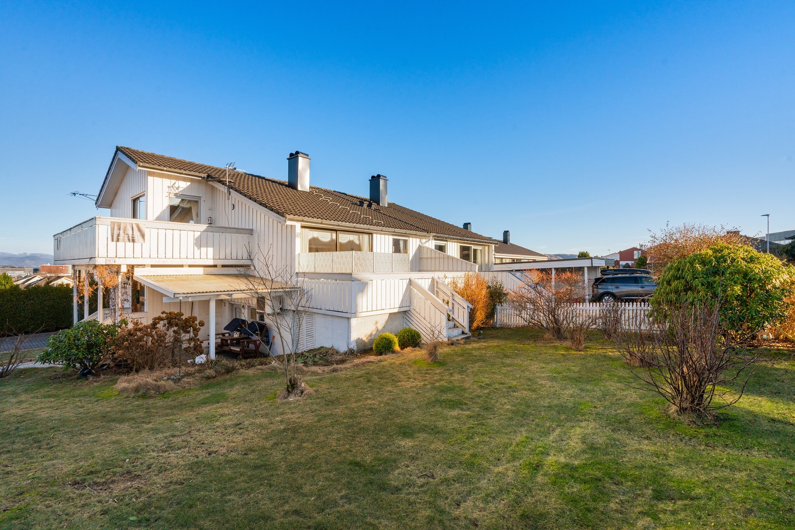 Uteområdet er pent opparbeidet med terrasse, hage og diverse beplantninger. Galleribilde