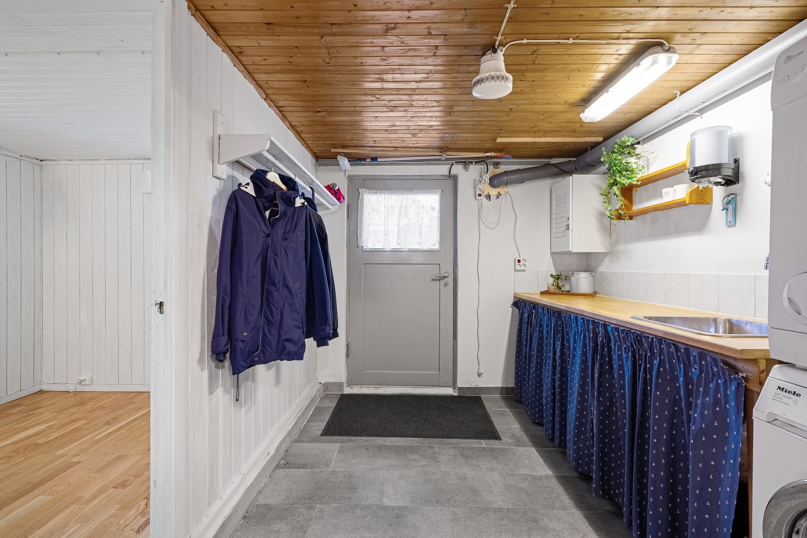 Praktisk separat vaskerom med bi-inngang. Galleribilde
