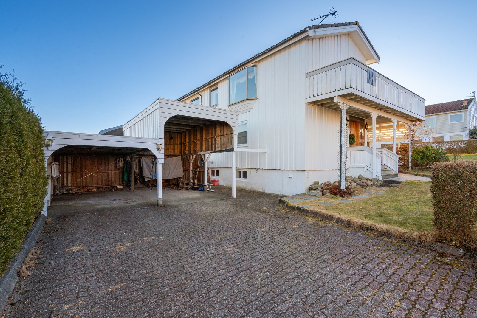 Det gjøres oppmerksom på at carport ikke er omsøkt/godkjent. Galleribilde