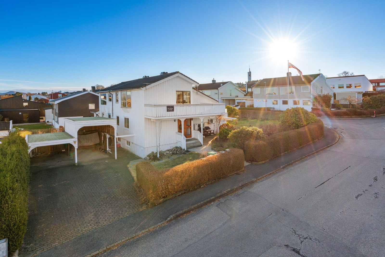 Det er gode parkeringsmuligheter på egen tomt. Galleribilde