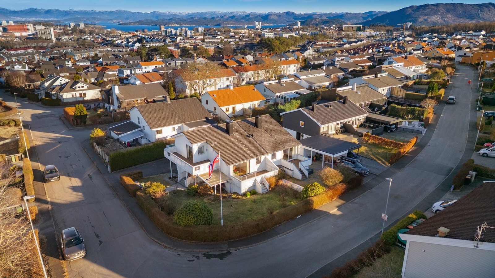 Beliggenheten er svært barnevennlig med nærhet til skole, barnehage, lekeplasser, dagligvare og busstopp. Galleribilde