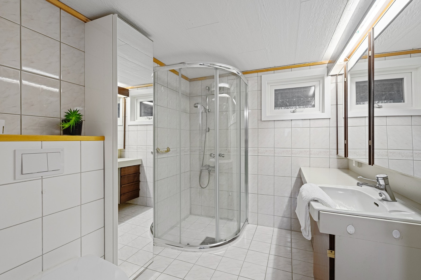 Stilrent helfliset bad med romslig dusjhjørne. Galleribilde