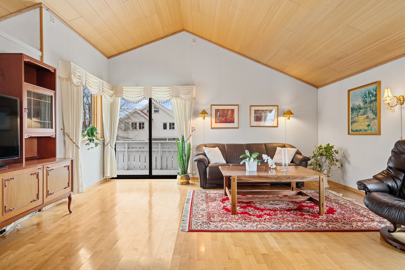 Fra stuen er det utgang til herlig balkong. Galleribilde