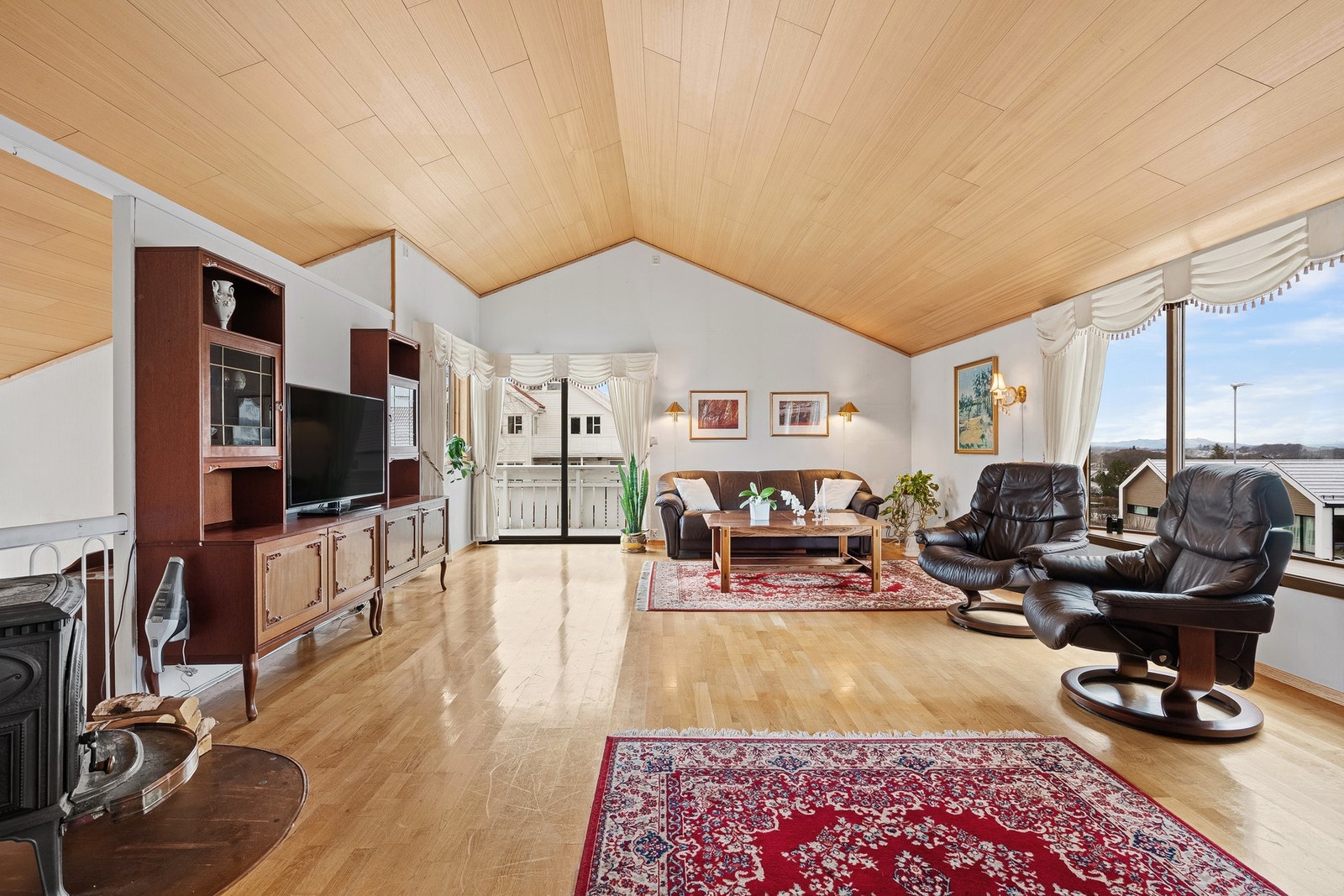 Boligen går over flere plan og kan blant annet skilte med en romslig stue med god takhøyde. Galleribilde