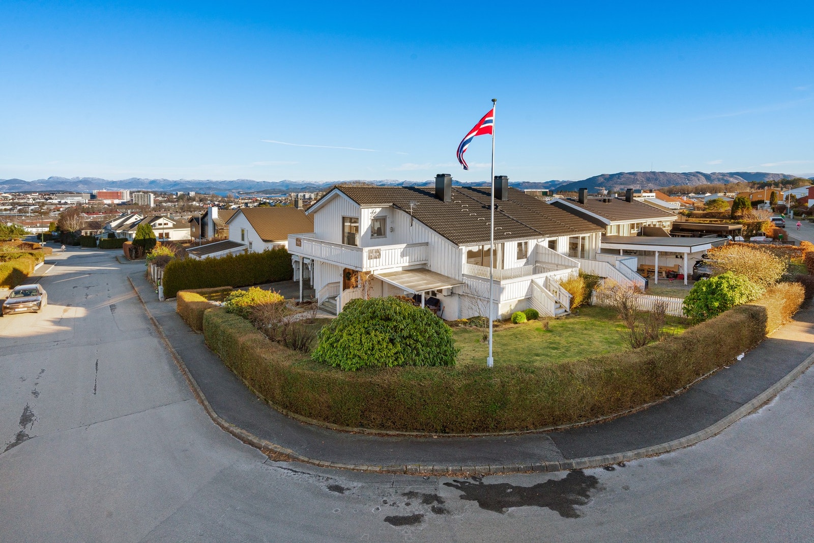 Velkommen til en innholdsrik vertikaldelt tomannsbolig med pent opparbeidet uteområde og barnevennlig beliggenhet. Galleribilde