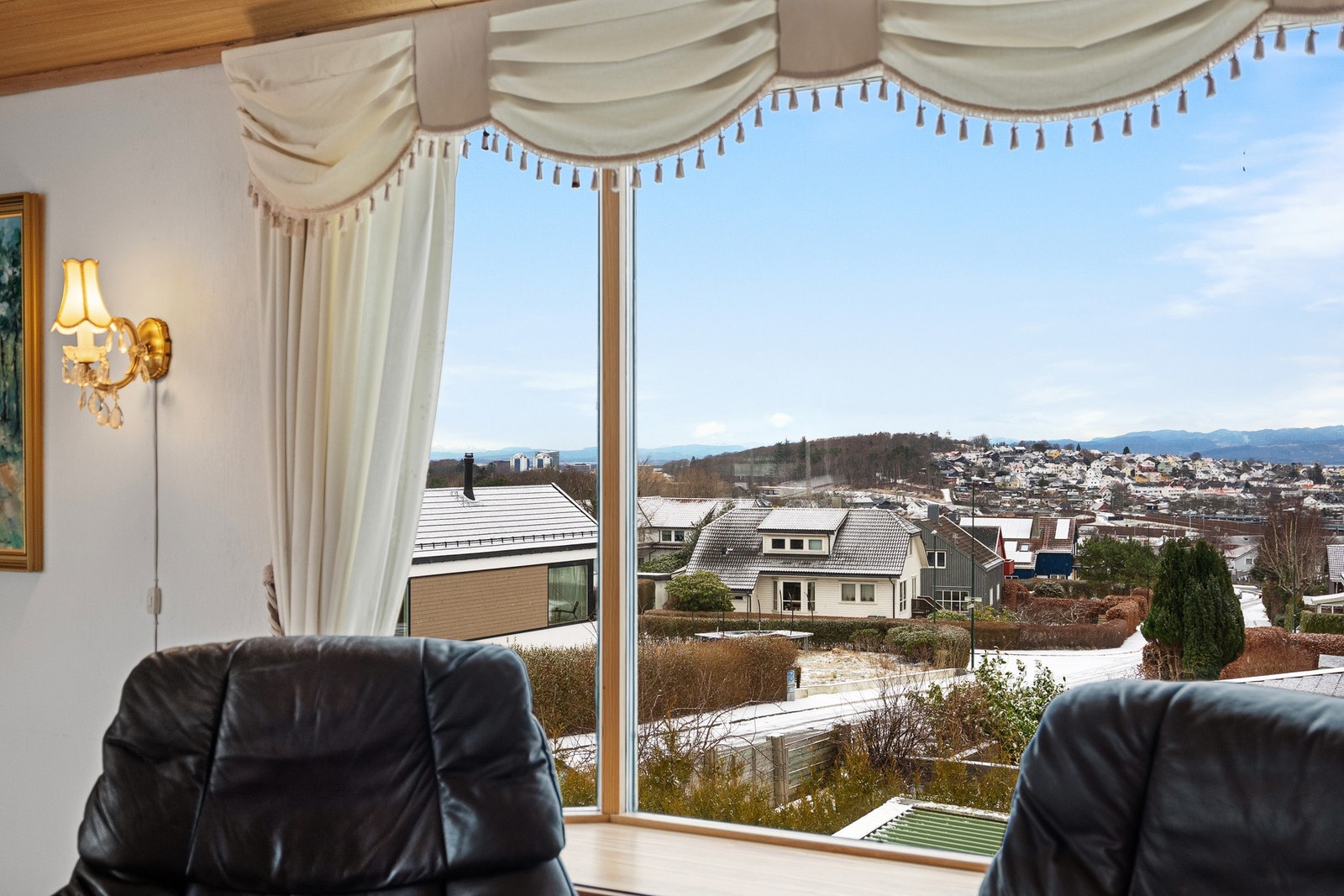 Gjennomgående er store vindusflater som sikrer rikelig med naturlig lysinnslipp. Galleribilde