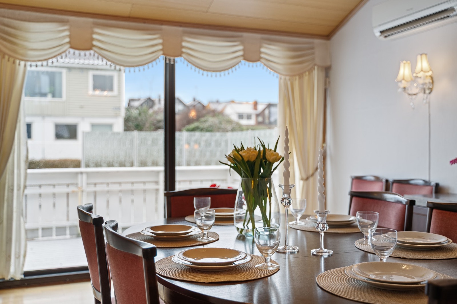 Fra spisestuen er det utgang til terrasse og hage. Galleribilde