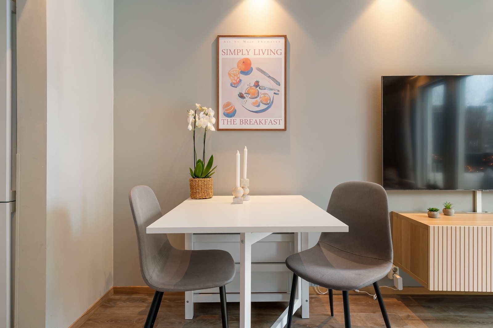 Plass til hyggelig spisebord, ønsker du flere til bords kan det anbefales med ileggsplater i et rundt bord Galleribilde