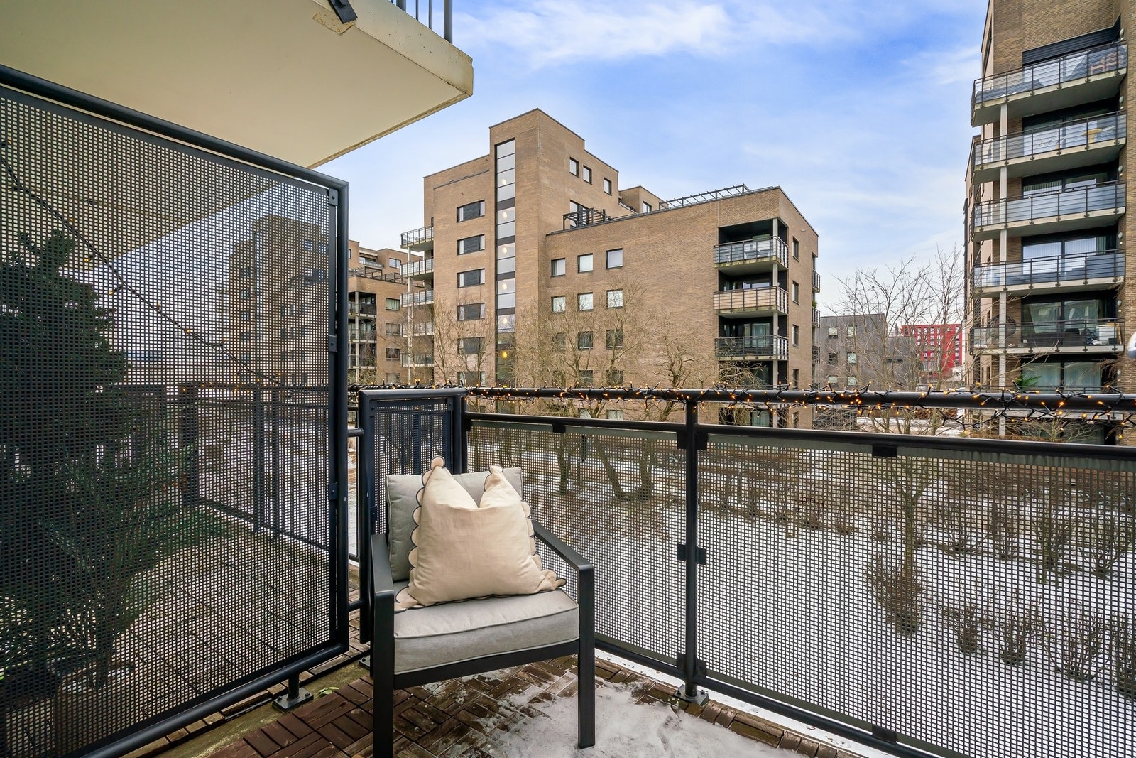 Balkongen har meget gode solforhold - Solapp sier sol fra ca 10:00 til 20:00 på sommeren Galleribilde