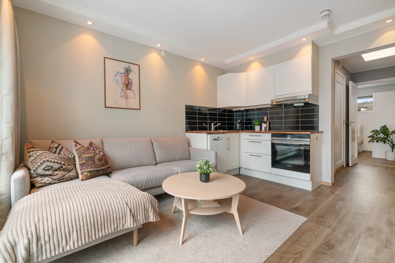 Det er lagt pen enstavs laminatgulv og downlights i himling Galleribilde