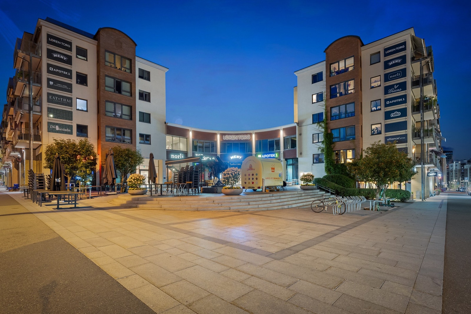 Løren Torg ligger kort avstand fra leiligheten med blant annet meny, apotek og flere gode spisesteder. Galleribilde
